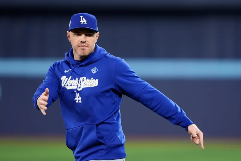 ▲洛杉磯道奇在世界大賽第7戰擊敗多倫多藍鳥奪下冠軍完成衛冕之後，近日道奇球員也舉辦起了奪冠派對，而明星一壘手弗里曼（Freddie Freeman）更在派對上一段驚喜「蠕動舞」，引起全場隊友哄堂大笑外也成了球迷瘋傳話題。（圖／美聯社／達志影像）