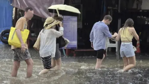 ▲普吉多處道路成「水道」，汽車與機車涉水前行，居民怨聲連連。（圖／翻攝自Facebook）