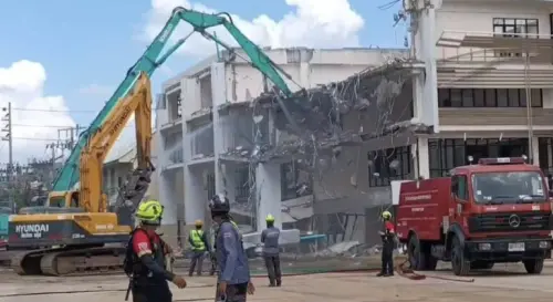 ▲三森路地陷現場出現巨大坑洞，當局緊急派員監測地層變化，避免災情擴大。（圖／翻攝自Khaosod）