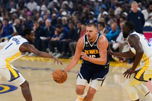 ▲庫明加主動前往換防，同時一邊高喊指揮柯瑞退到底角，然後親自面對約基奇。高智商防守，讓人驚艷。（圖／美聯社／達志影像）