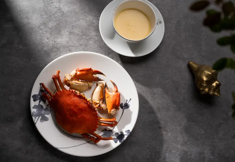 ▲秋季吃螃蟹，不論是沙公、處女蟳、大閘蟹等料理，都鮮香腴滑。本文整理5大知名餐廳秋蟹盛宴，圖為「雅閣」的「花雕雞油蟳」。（圖／台北文華東方提供）