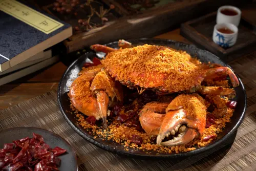 ▲頤宮的「避風塘炒沙公」，蟹肉厚實鮮美，滋味鹹香。（圖／君品酒店提供）