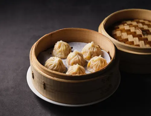 ▲捌伍添第的「蟹粉小湯包」咬下會湯汁迸發，蟹香撲鼻。（圖／捌伍添第提供）