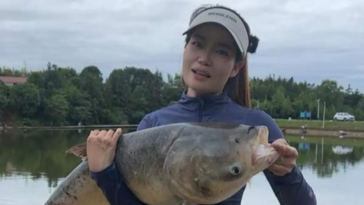 ▲中國百萬釣魚網紅袁小小（如圖）22日突然發出訃聞，團隊表示她不敵癌症離世，享年38歲，消息一出粉絲超錯愕，紛紛留言淚喊：「上個月才更新」。（圖／翻攝自微博 袁小小）