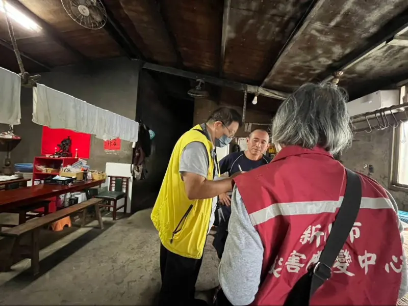 ▲新北市衛生局成立跨局處聯合稽查小組，赴廚餘廠進行防疫宣導。（圖／新北市府）