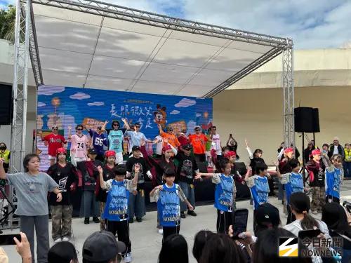 ▲「長照微笑起步走」今晨在中央公園登場，大會安排青銀共舞，銀髮族活力滿滿舞動，贏得全場熱烈掌聲。（圖／記者金武鳳攝，2025.10.24)