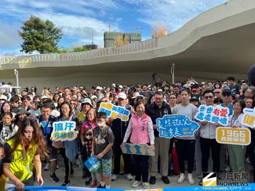 ▲台中市政府衛生局今（24）日清晨在台中中央公園舉辦的「114年長照微笑起步走」，吸引逾6千人參加，(圖／記者金武鳳攝，2025.10.24)