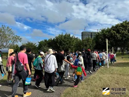 ▲「長照微笑起步走」今晨在中央公園登場，逾6千人迎著微風開步走，走出健康迎向幸福。（圖／記者金武鳳攝，2025.10.24)