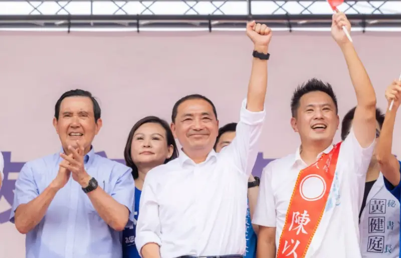 ▲國民黨前立委陳以信（圖右）今（24）日在臉書發千字長文，宣布將爭取國民黨提名，參選2026年台南市長。（圖／資料照片）