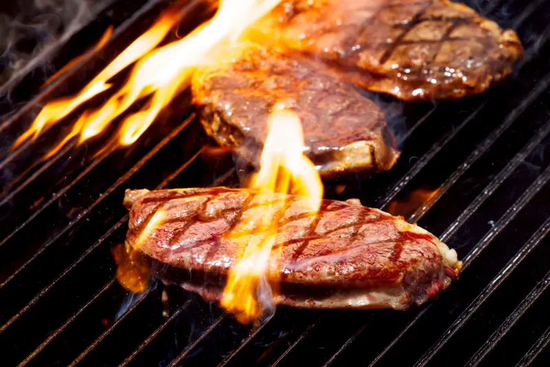 ▲瀧厚以高溫直火炙燒鎖住熟成美牛肉汁，展現火侯技藝與油花香氣的極致平衡。（圖／業者提供）