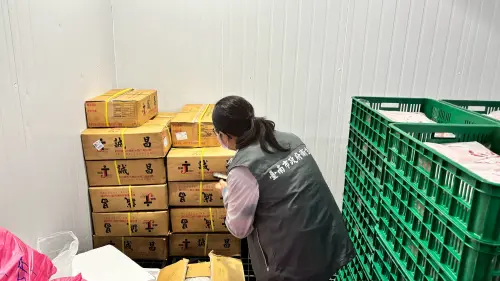 ▲ 衛生局進行豬肉來源及屠宰證明查核。（圖／南市府提供）