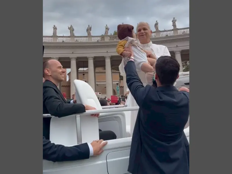 ▲教宗良十四世（Pope Leo XIV）22日在公開接見儀式時，搭座車與信徒近距離接觸，抱起一位嬰兒替其降福，而這位戴著熊帽的嫩嬰正是來自台灣，讓網友直呼超幸運。（圖／翻攝自Threads@yashienglin）
