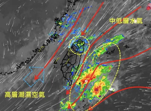 ▲吳聖宇提醒，如果週日要跑長榮馬拉松，無法避免降雨，市中心可能還好，但是越往東邊跑降雨會越明顯，而且風向上往東將是逆風，提醒跑者朋友們注意。（圖／翻攝天氣職人吳聖宇粉專）