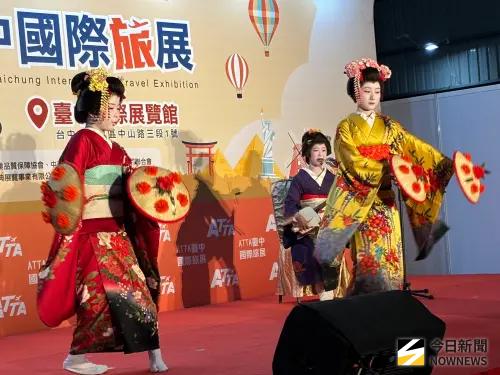 ▲  台中國際旅展吸引日本多地派代表參展，在首日開幕式表演傳統舞藝超吸睛。（圖／記者金武鳳攝，2025.10.24)