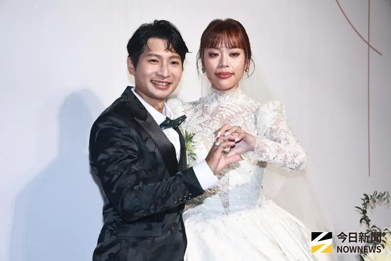 ▲逸祥（左）與老婆紫布爾正若（右）今（24）日補辦婚宴，女方是來自屏東的排灣族歌手，平常表演宣揚原住民文化，她也透露自己過去生病、一度胖到100公斤，近年瘦身甩肉45公斤，如今美豔程度驚人。（圖／記者葉政勳攝影）