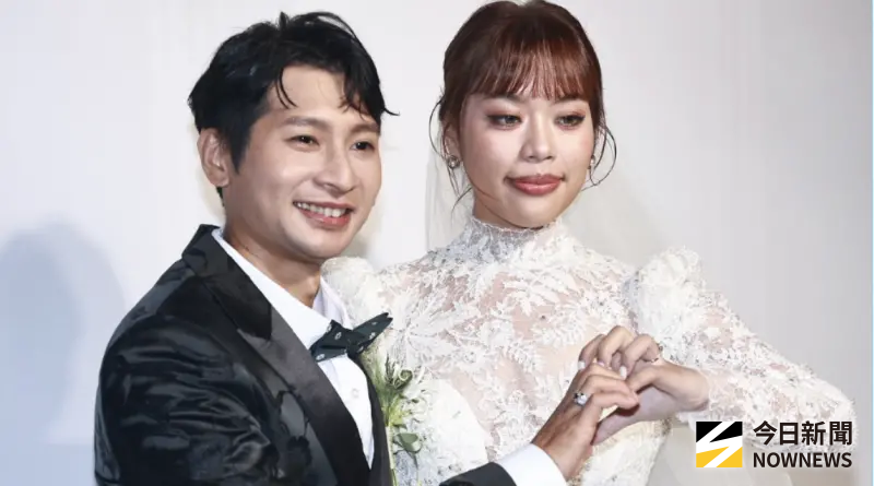 ▲逸祥（左）與紫布爾正若（右）今（24）日補辦婚宴，砸下約250萬、席開50桌，稍早受訪不僅現場大方激吻，也透露2人交往5年來從未「開機」，婚前守貞履行到位。（圖／記者葉政勳攝影）