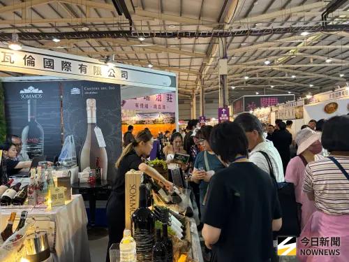 ▲與國際旅展同步登場的台中品酒生活節，逾百家品牌參展，吸引人潮湧現。（圖／記者金武鳳攝，2025.10.24)