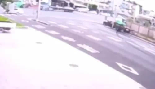 ▲ 高雄小港區24日中午時，41歲許姓男子駕聯結車擦撞分隔島後整車折損，如「折甘蔗」般變形。（圖／翻攝畫面）