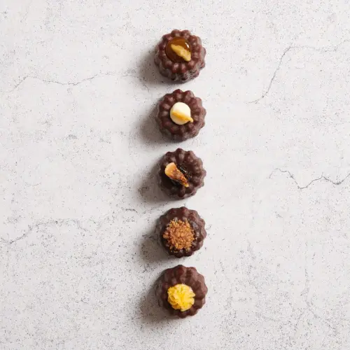 ▲以法式常溫甜點起家的Mon dessert，為活動特製「青花椒奶油霜可麗露」。（圖／ELLE提供）