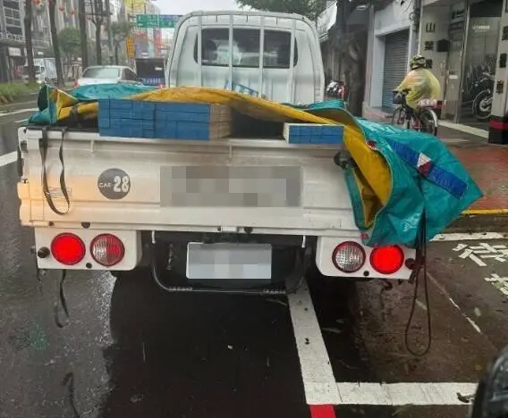 貨車停在機車待轉區前！騎士遭嗆「別擋卸貨」 還差點被木板攻擊