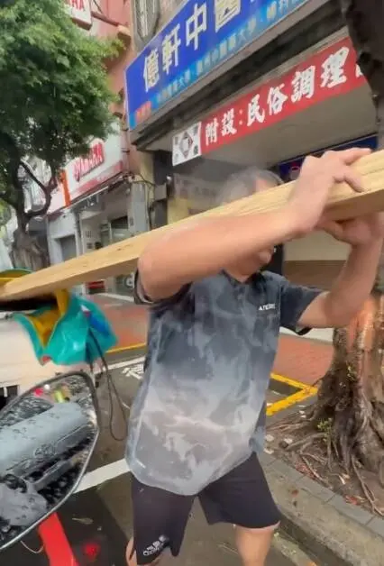 ▲ 桃園中壢一貨車阻擋機車待轉區，駕駛在搬木板時還朝騎士臉部揮去驚嚇對方。（圖／翻攝畫面）