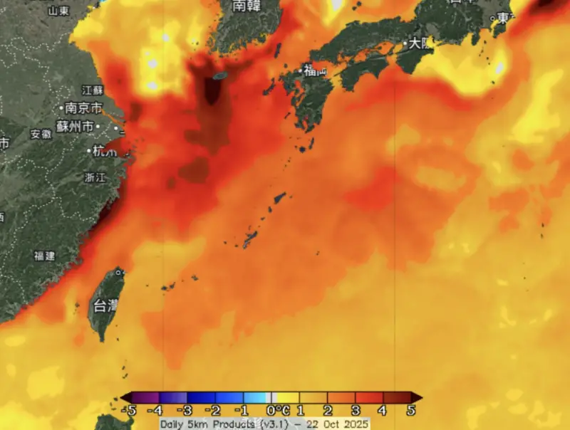 ▲前中央氣象局局長鄭明典表示，海溫下降，但距平圖還是紅通通的一片，顯示海溫比氣候平均高。（圖／翻攝鄭明典臉書）