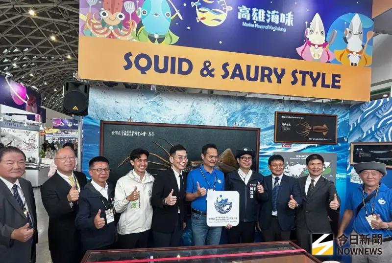 ▲台灣區遠洋魷魚及秋刀魚漁船魚類輸出業公會在高雄海味專區設攤，舉辦魷魚秋刀魚推廣活動。(圖／記者黃守作攝)