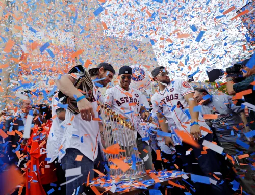 ▲太空人被揭發在透過中外野攝影機偷取捕手暗號，再以敲擊垃圾桶的方式將訊息傳給打者，最終太空人拿下2017年總冠軍。（圖／美聯社／達志影像）