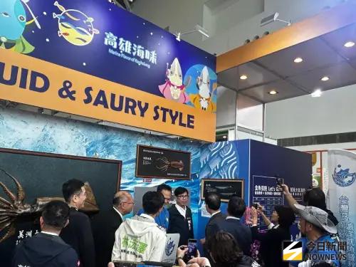 ▲台灣區遠洋魷魚及秋刀魚漁船魚類輸出業公會在高雄海味專區設攤，以推廣魷魚及秋刀魚。(圖／記者黃守作攝)