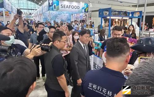 ▲高雄市政府海洋局參與高雄國際食品展，設置高雄海味專區，有26家水產加工、養殖及漁會業者展出多元海味產品，吸引許多民眾到場參觀採購。(圖／記者黃守作攝，2025.10.24)
