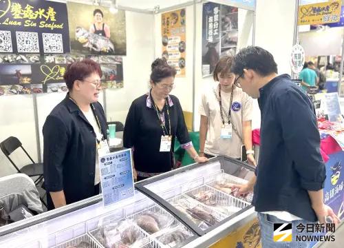 ▲高雄地區養殖業者孫藝鳳(左1)在高雄海味專區，展售高雄海味產品，吸引許多民眾到場參觀採購。(圖／記者黃守作攝，2025.10.24)
