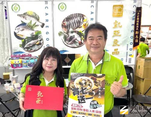 ▲獲114年全國模範漁民的高雄地區養殖業者鄭志強(右)在高雄海味專區，展售高雄海味產品。(圖／記者黃守作攝，2025.10.24)