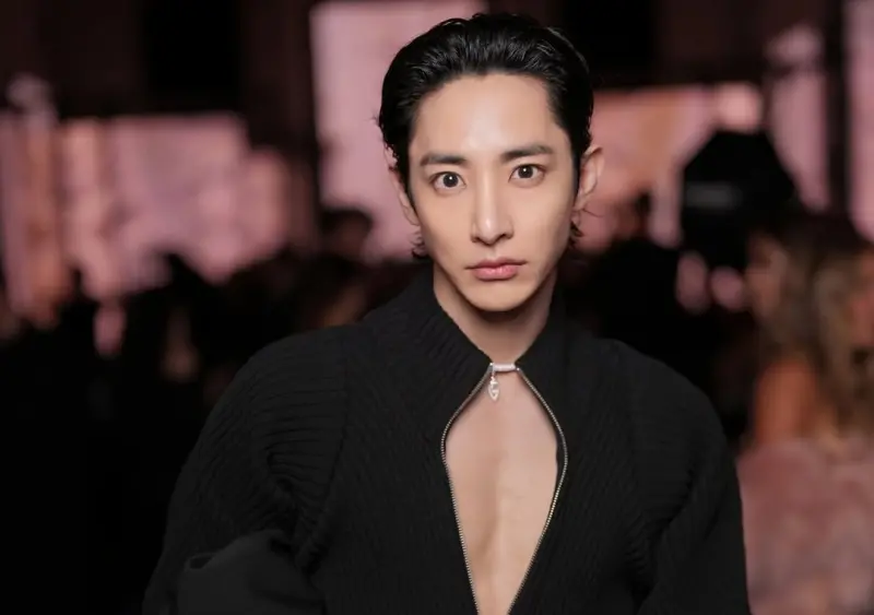 ▲李洙赫今（24）日登台出席台北時裝周，只見他身穿性感深V西裝現身，直接在紅毯上炸出胸肌，讓現場粉絲尖叫聲不斷，李洙赫也不忘告白粉絲，在雨中甜喊：「浪漫來自粉絲」。（圖／李洙赫IG@leesoohyuk）