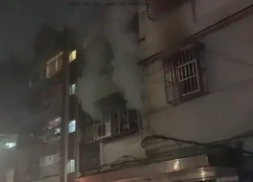 快訊／北市木柵連棟老公寓火警　 2樓住宅濃煙烈焰竄出
