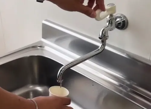 日本機場找到「隱藏水龍頭」！流出竟不是水：超上癮　台灣人愛爆
