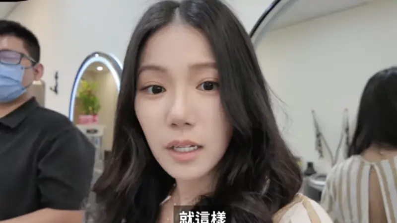 ▲YouTuber家寧（如圖）昨（24）日遭Andy指控假切割媽媽曾淑惠、操弄輿論抹黑，時隔1天，今晚間照常發布新影片，把長至屁股的頭髮剪到及腰，並且改為捲髮造型，模樣全變了，惹來大批觀眾看了，忍不住傻眼留言：「是想裝沒事嗎？」（圖／翻攝自家寧YouTube）