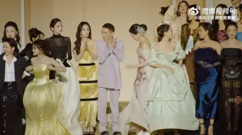 ▲楊冪（中間左）、劉亦菲（中間右）罕見同台，兩人全程0互動。（圖／翻攝自微博）