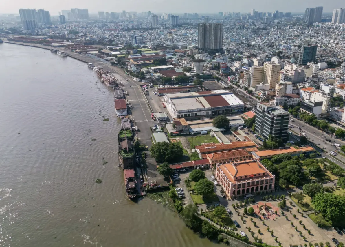 ▲胡志明市濱河舊港區「奔蓉港」位於阮必成大道旁，未來將轉型為大型公園綠地。（圖／翻攝自VnExpress）