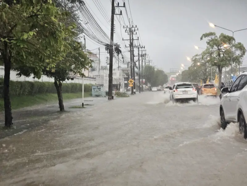 ▲泰國近期連續降下豪雨，多處地區出現積水情形，氣象局提醒南部與沿海地區嚴防強風與高浪。（圖／翻攝自The Thaiger）