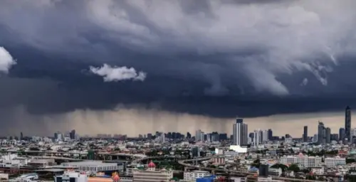 ▲受到東北季風及低壓氣流影響，全國多地出現強降雨與陣風。（圖／翻攝自The Thaiger）