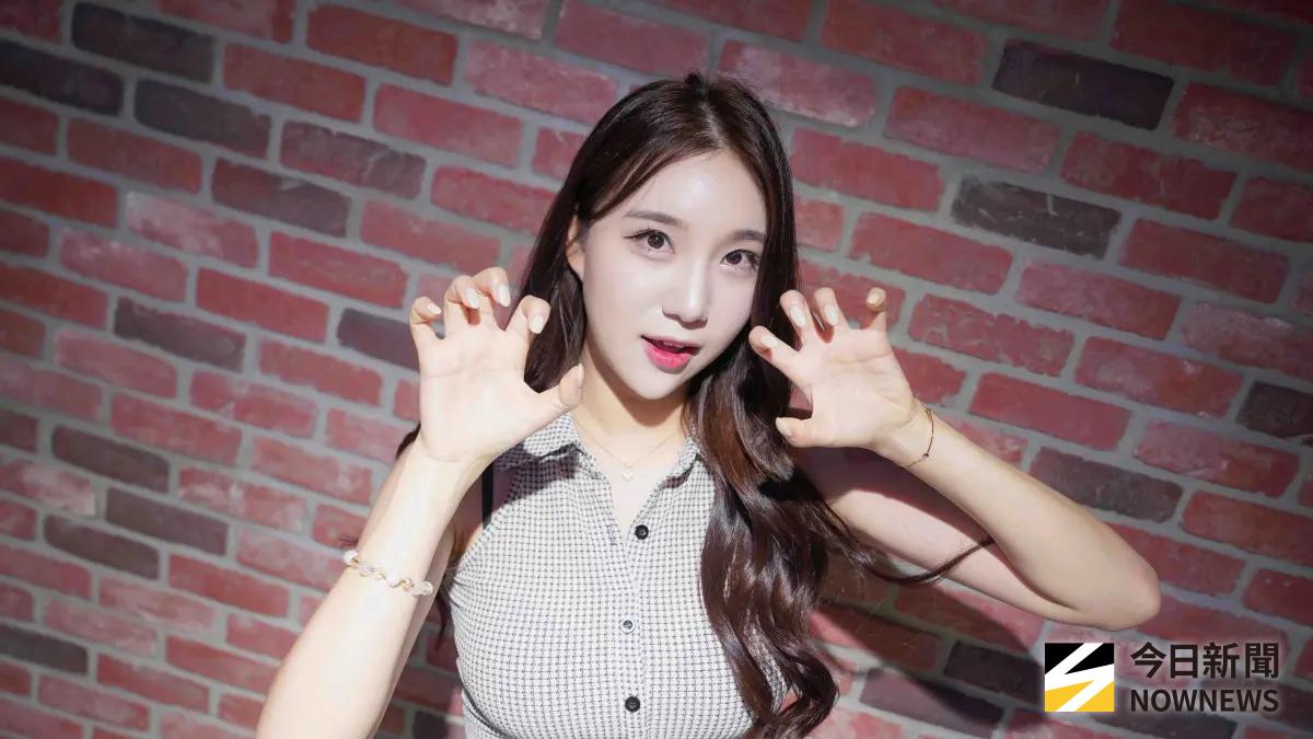 ▲桃園雲豹電豹女韓籍啦啦隊女神金賢姈自稱自己是「最重重重量級的核彈芭比」，她接受《NOWNEWS今日新聞》專訪時，談到自己從空服地勤轉戰啦啦隊的心路歷程，直言即便遇到他人嘲笑自己的身材，仍會堅持自己的應援夢。（圖／記者張一笙攝）