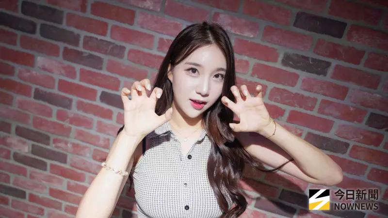 ▲桃園雲豹電豹女韓籍啦啦隊女神金賢姈自稱自己是「最重重重量級的核彈芭比」，她接受《NOWNEWS今日新聞》專訪時，談到自己從空服地勤轉戰啦啦隊的心路歷程，直言即便遇到他人嘲笑自己的身材，仍會堅持自己的應援夢。（圖／記者張一笙攝）