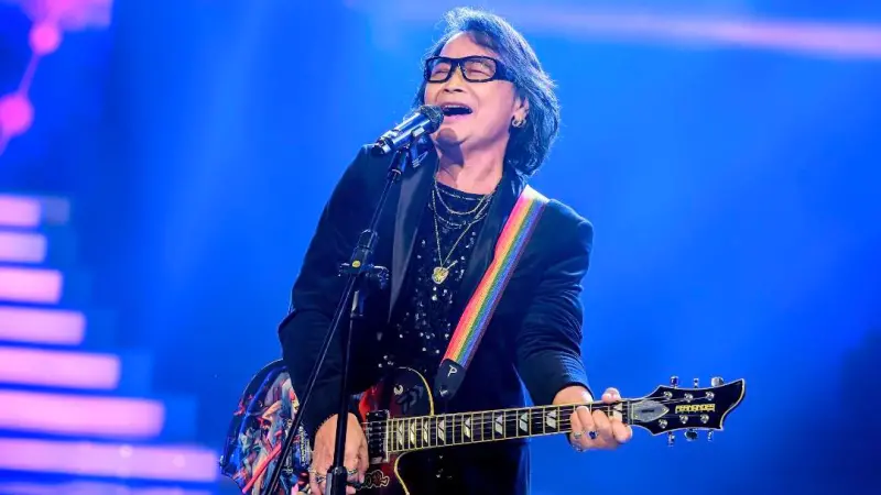 ▲《NOWNEWS今日新聞》整理今日娛樂看點：金曲歌王沈文程（如圖）當兵「越戰經歷」背景超驚人、蔡康永曝與小S超甜蜜互動、日本男星勝村政信被爆婚外情更爆性侵事件。（圖／翻攝自臉書@沈文程Daiwa七海刀狼酷卡粉絲團）