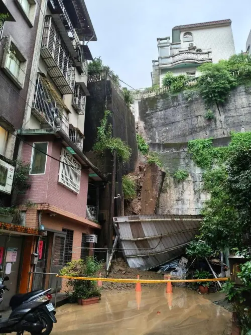 豪雨狂炸！新北新店錦秀路擋土牆崩落　91人連夜撤離
