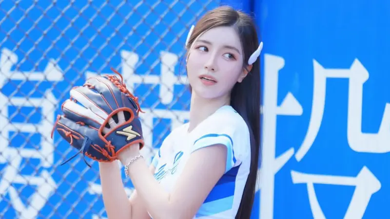 ▲富邦悍將啦啦隊成員南珉貞在華山演出時不慎摔倒，扭傷腳踝仍堅持完舞，她事後發文道歉並說：「真的太痛了！」承諾會全力治療，粉絲湧入留言打氣。（圖／翻攝自南珉貞Threads@minjeong_w_）