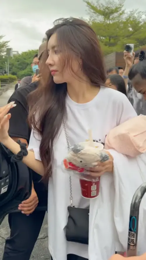 ▲南珉貞演出結束後走路一拐一拐。（圖／翻攝自YT@台式應援團 Taiwaning LA）