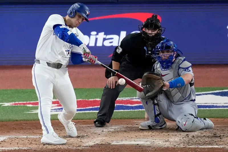 ▲道奇先發左投史奈爾（Blake Snell）雖在開局頂住滿壘危機，但於四局被瓦修（Daulton Varsho）轟出中外野兩分全壘打，藍鳥在滿場球迷的歡聲中追成2：2平手。（圖／美聯社／達志影像）