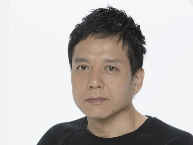 ▲62歲日本知名男星勝村政信傳出婚外情，還在與後輩及友人的聚會上帶女友出席，女友竟遭到後輩演員的性騷擾，被狠抓臀部，還見到對方露出詭異笑容。事後他卻沒有替她討回公道，令她心碎又崩潰，表示絕對不原諒。（圖／摘自siscompany）