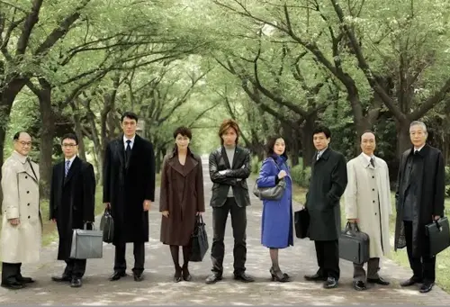 ▲在木村拓哉（中）的經典名作《Hero》中，勝村政信（右三）也是重要的配角之一。（圖／摘自IMDb）