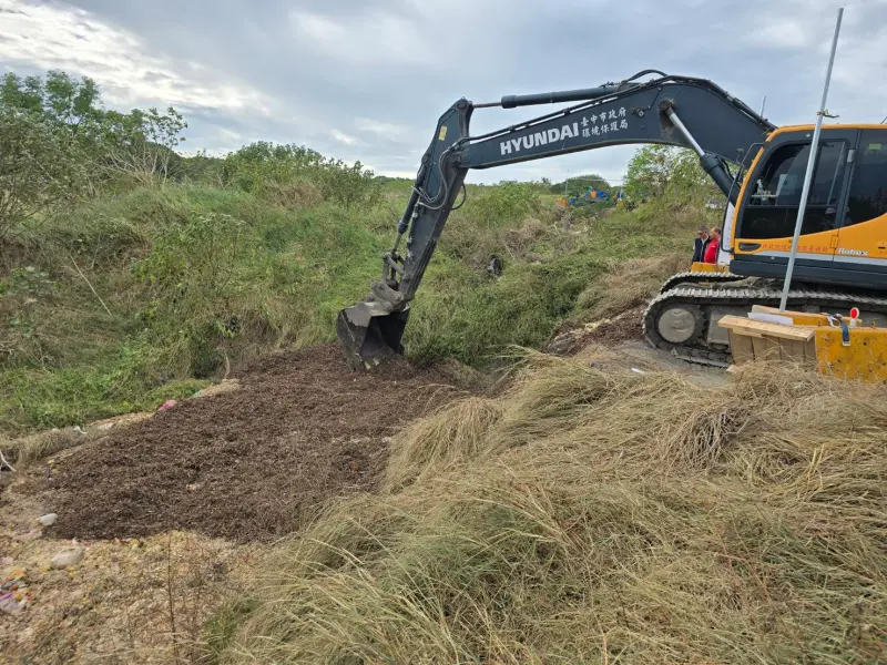 ▲文山掩埋場廚餘貯坑試辦翻堆(圖／環保局提供2025.10.25)